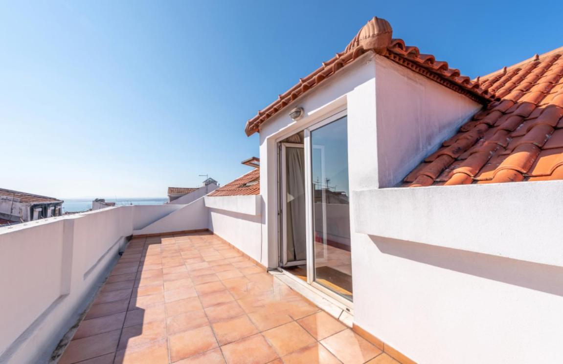 Appartamento Guestready - Rare Terrace Apt, Historic Center Lisbona Esterno foto