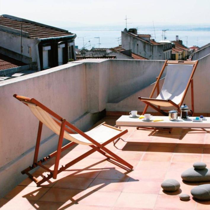 Appartamento Guestready - Rare Terrace Apt, Historic Center Lisbona Esterno foto